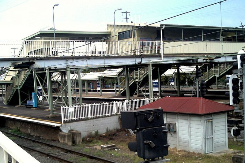 Platforms and footbridge at Clyde railway station