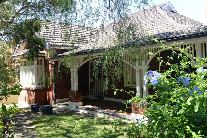 A Federation cottage with a tiled verandah and timber fretwork, Homebush West