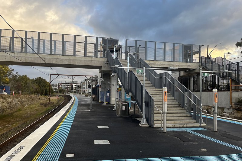 The footbridge and platform at Mount Colah railway station, looking south towards Asquith