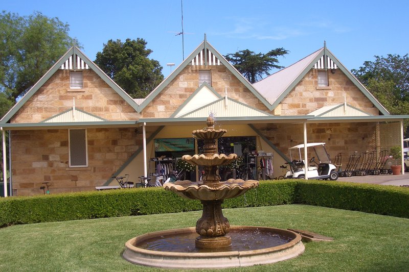The sandstone clubhouse and fountain at Oatlands golf course